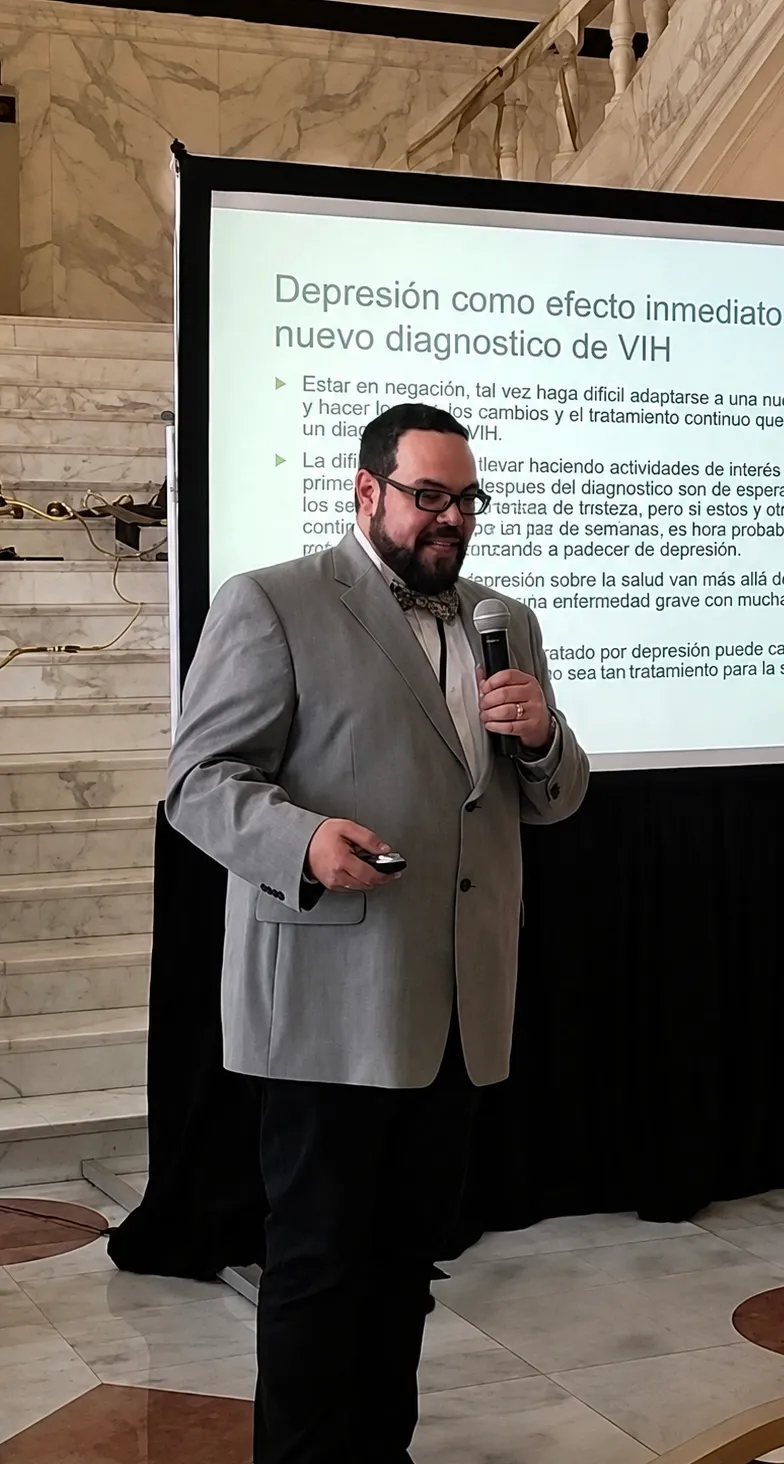 Wilfredo presenting a Spanish-language slide on depression following an HIV diagnosis